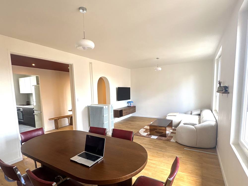 Appartement locatif rénové à Clermont-Ferrand : séjour lumineux avec parquet chêne, investissement accompagné par ARKO